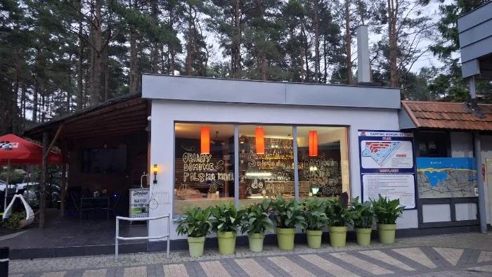 Pawilon baru wieczorem