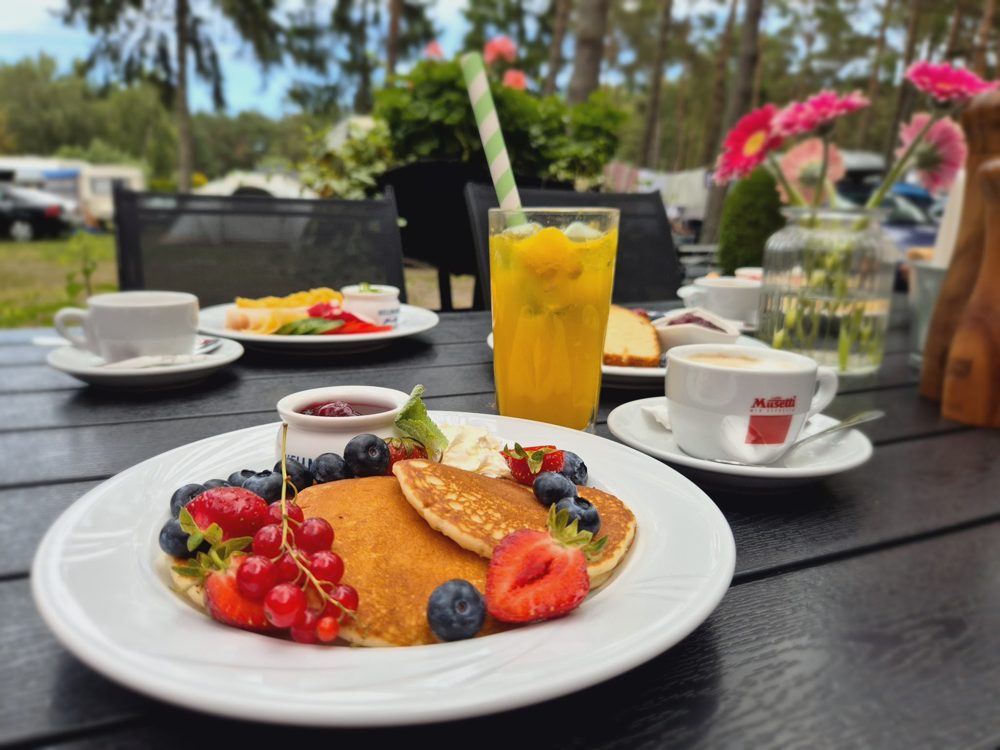 Pancakes z owocami na tarasie