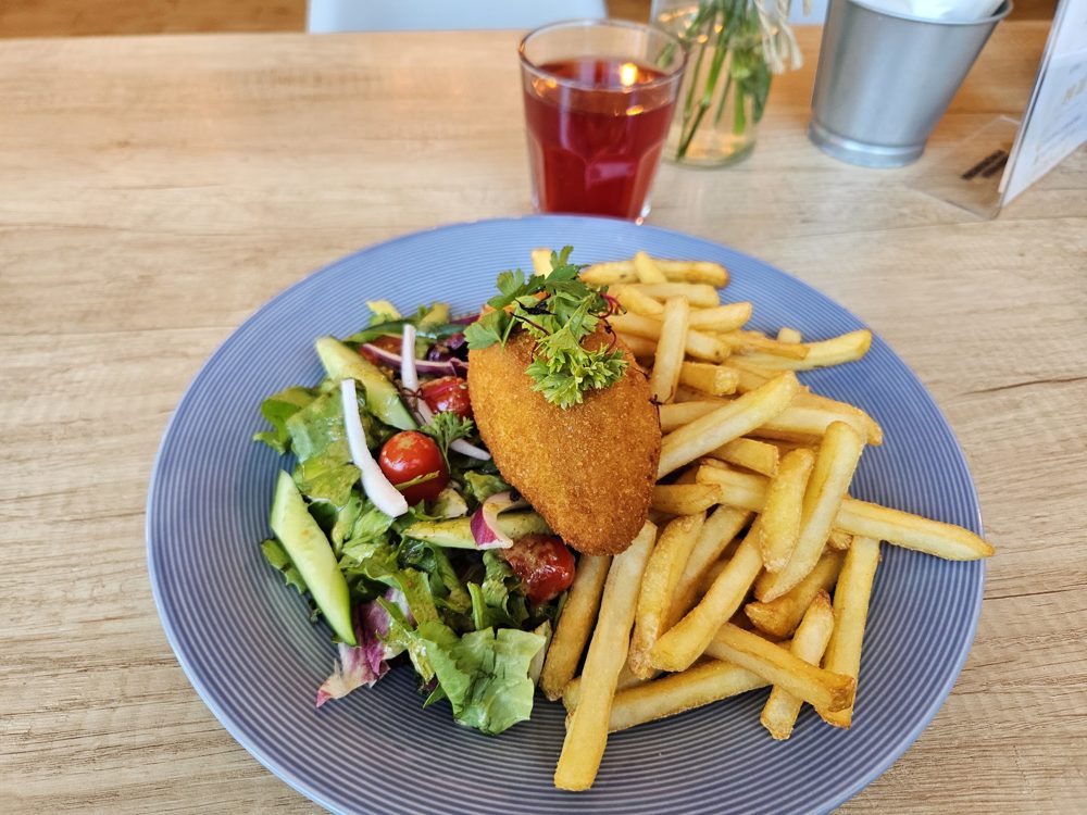 Kotlet de volaille z frytkami i sałatką